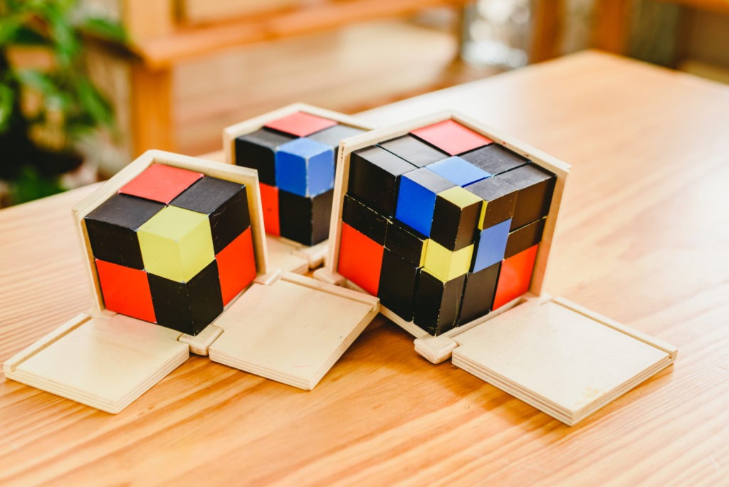 montessorifamily Cube du binôme et du trinôme en sensoriel